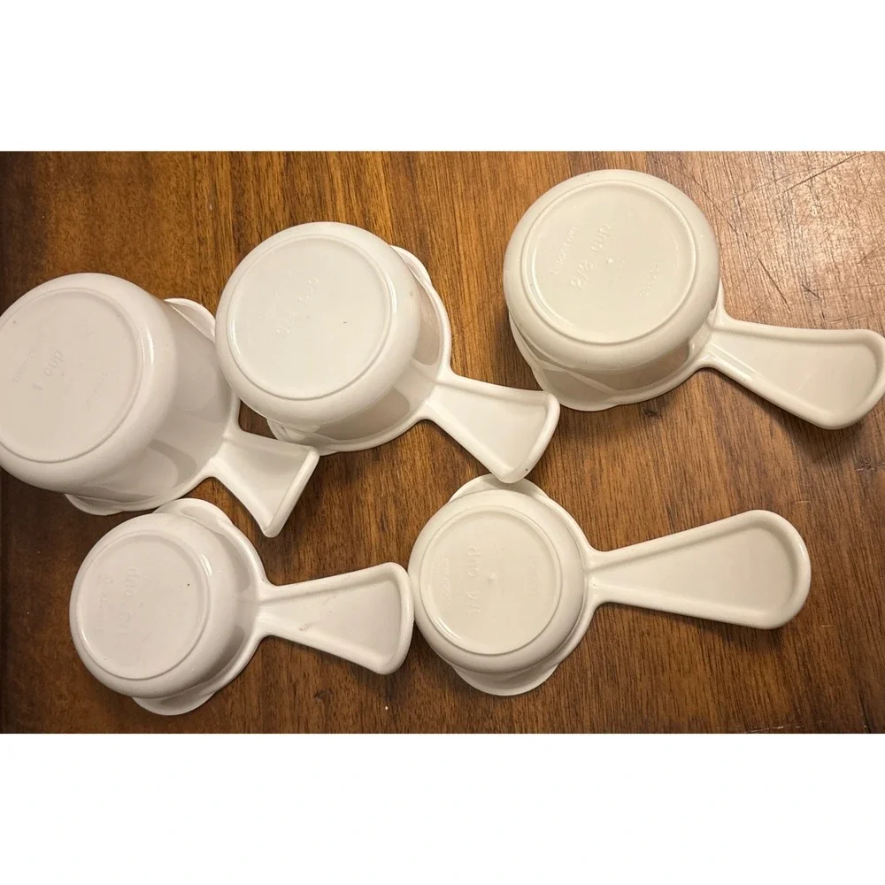 5 Vintage Tupperware White Curved Handle Plastic Measuring Cups